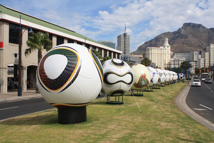 Die Spielbälle der letzten WM - präsentiert in Kapstadt / Südafrika zur WM 2010.